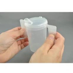 Drinkbeker met lange tuit en handgrepen